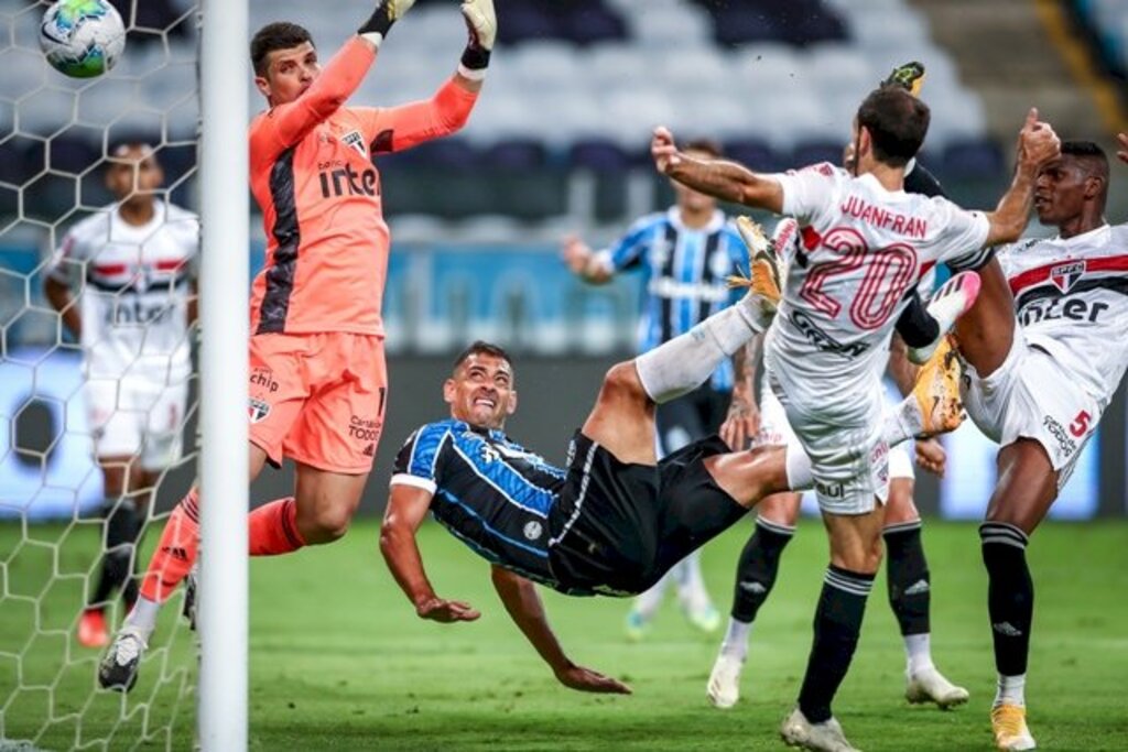 Diego Souza marca e Grêmio vence o São Paulo na partida de ida das semifinais da Copa do Brasil