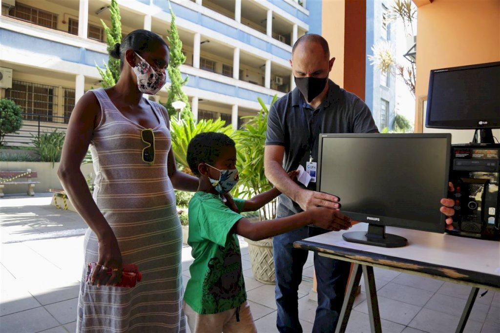 UFN entrega equipamentos de informática a alunos da Rede Pública de Santa Maria