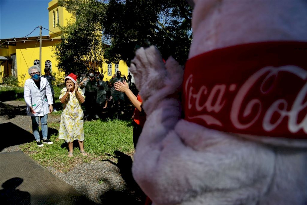 VÍDEO: Caravana de Natal leva presentes e alegria para o Lar das Vovozinhas e Vila Itagiba