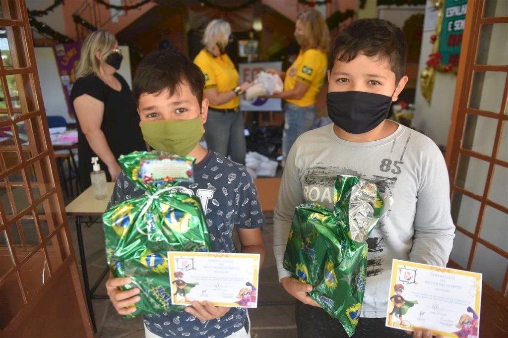 VÍDEO: projeto leva o espírito natalino para alunos da Chácara das Flores