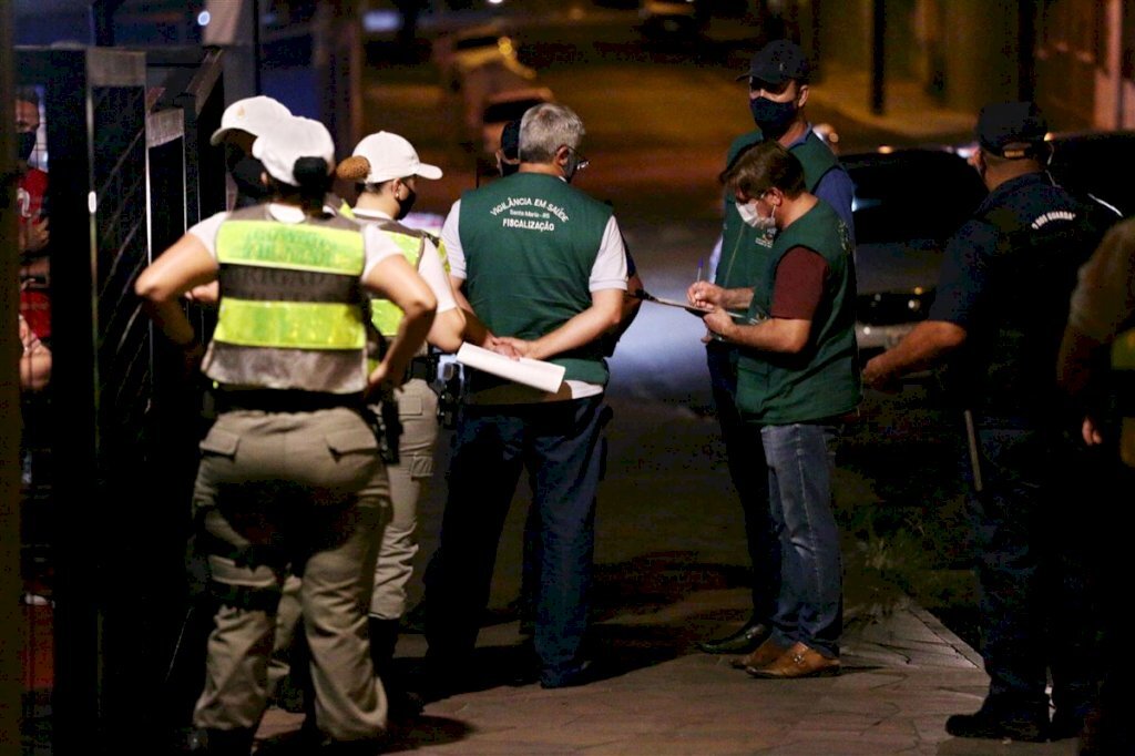 15 estabelecimentos são notificados por não obedecerem horários de funcionamento