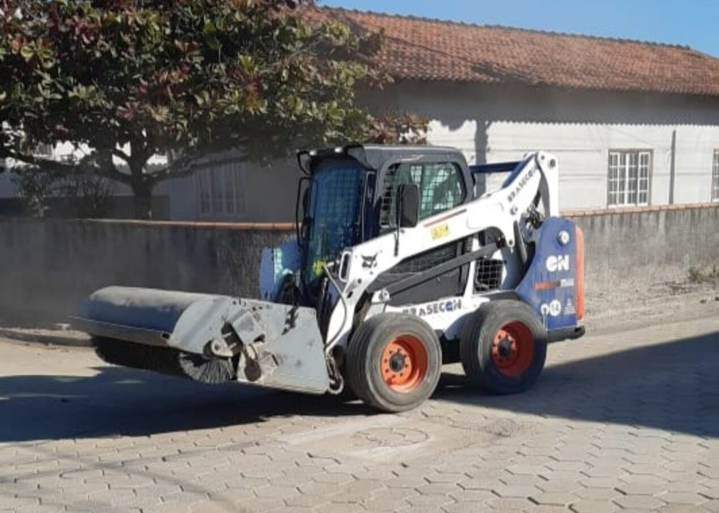 Águas de São Francisco do Sul implanta varrição mecânica das ruas com calçamento que receberam obras da rede de esgoto