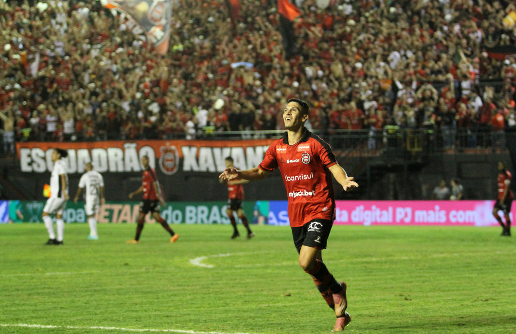 Foto: Jô Folha - DP - Última partida do Rubro-Negro com a presença dos xavantes nas arquibancadas da Baixada foi a do empate contra o Atlético Mineiro, em 26 de abril