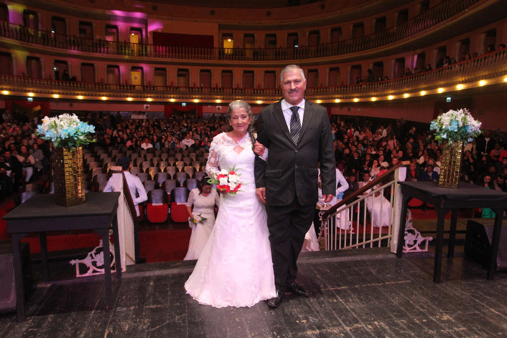 Casamento coletivo celebra união de 71 casais no Theatro Guarany