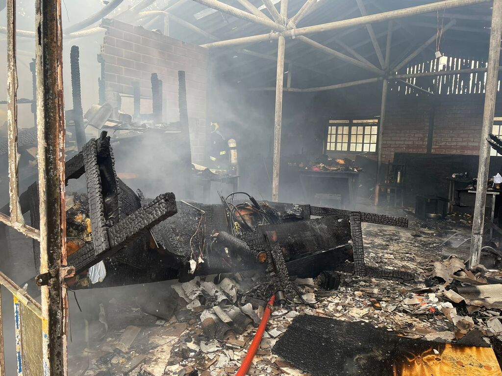 Incêndio destrói casa em Correia Pinto