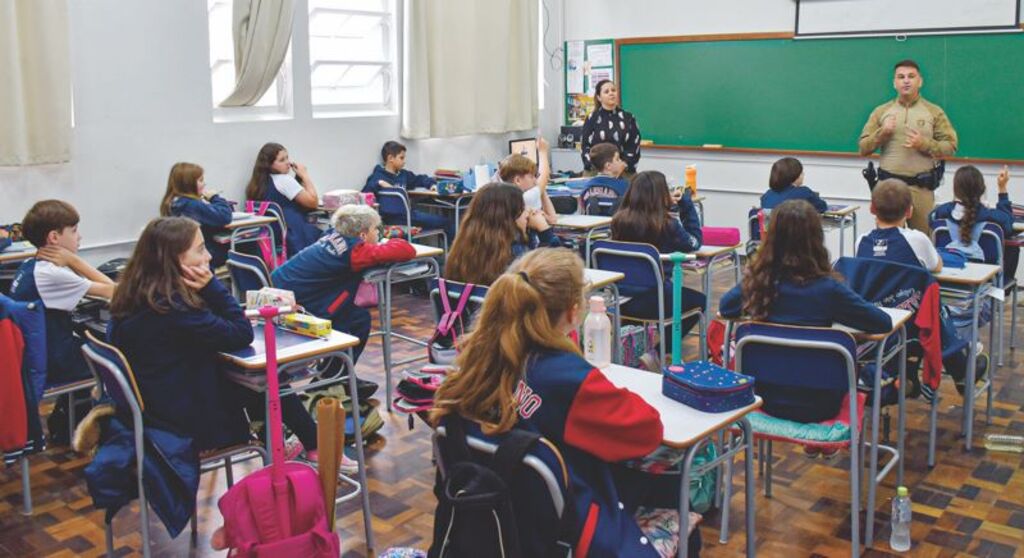 “Escolha Certa” tem a presença de Policial Militar na Sala de Aula