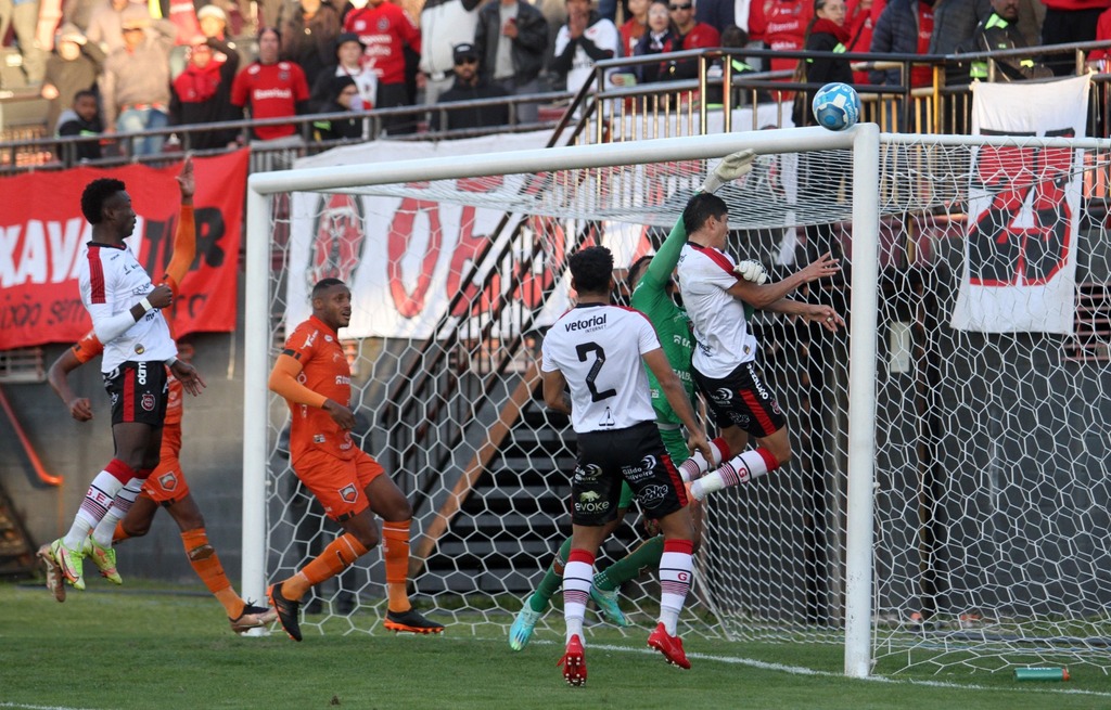 Foto: Jô Folha - DP - Principalmente na etapa inicial, Rubro-Negro parou em defesas do goleiro Wellington e até mesmo no travessão, como no lance (em que já havia impedimento)