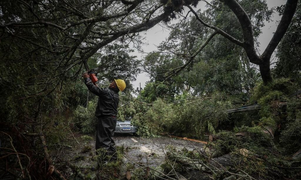 Sobe para 13 o número de mortos no RS por passagem de ciclone