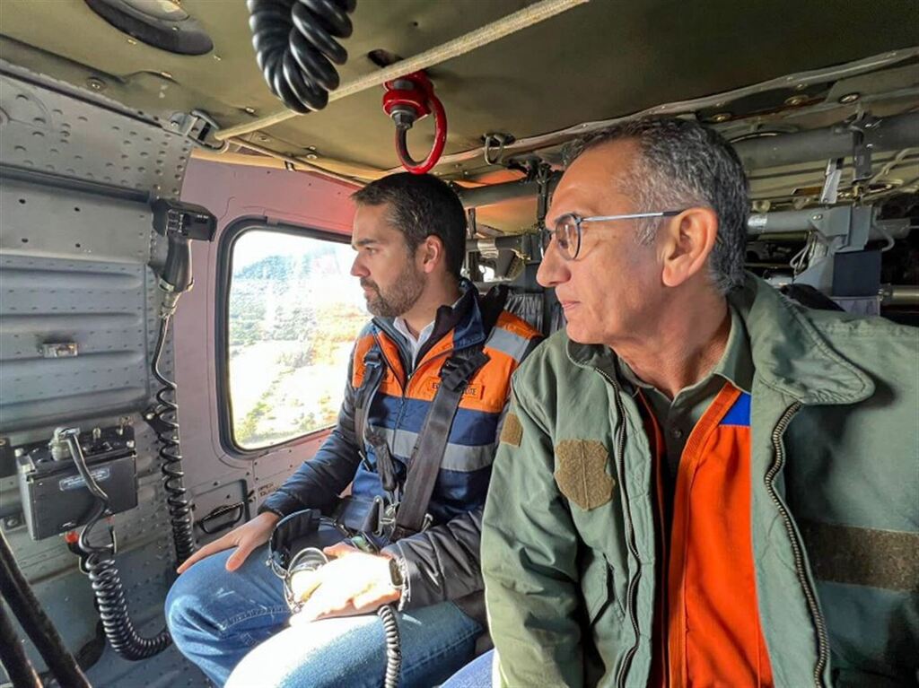 Comitiva liderada pelo governador Eduardo Leite sobrevoa áreas atingidas pelo ciclone