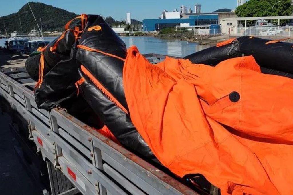 Tripulantes resgatados após naufrágio de barco voltam para casa após bateria de exames em hospital