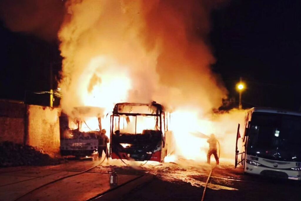 Incêndio atinge três ônibus de empresa de transportes em Santa Maria
