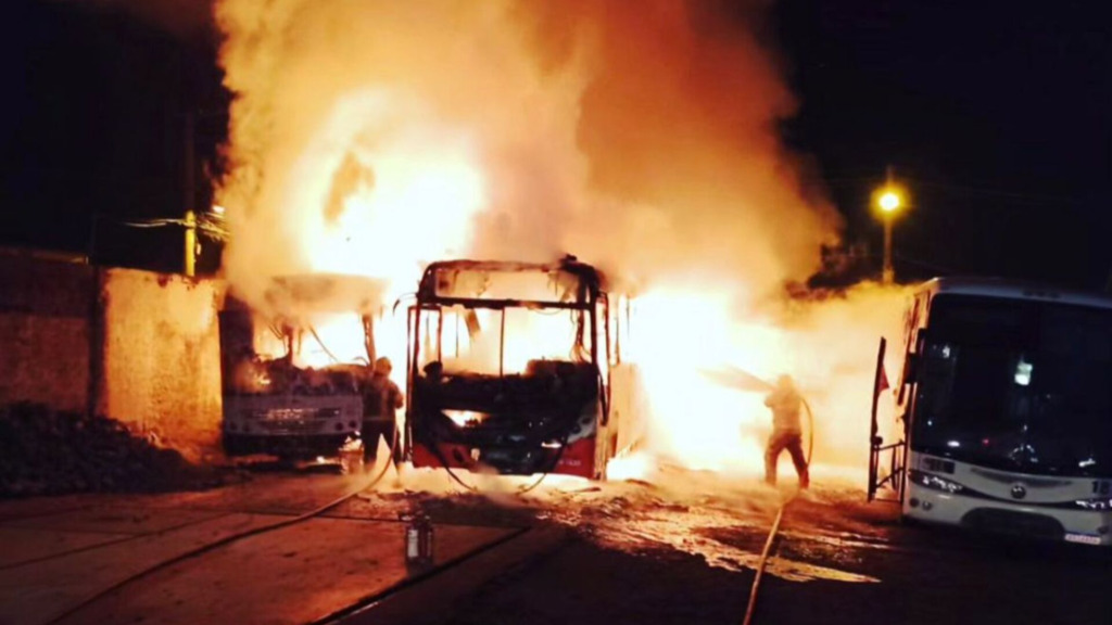 Incêndio atinge três ônibus de empresa de transporte de Santa Maria