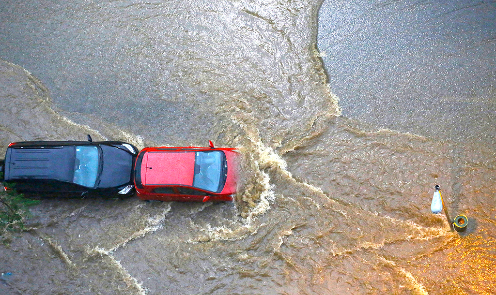 Em época de chuva forte, saiba os riscos de atravessar alagamentos com seu veículo