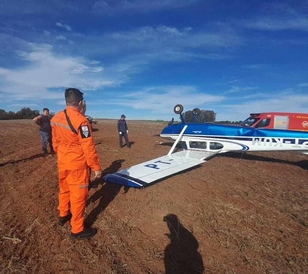 título imagem VÍDEO: queda de avião de pequeno porte em lavoura da região deixa uma pessoa ferida