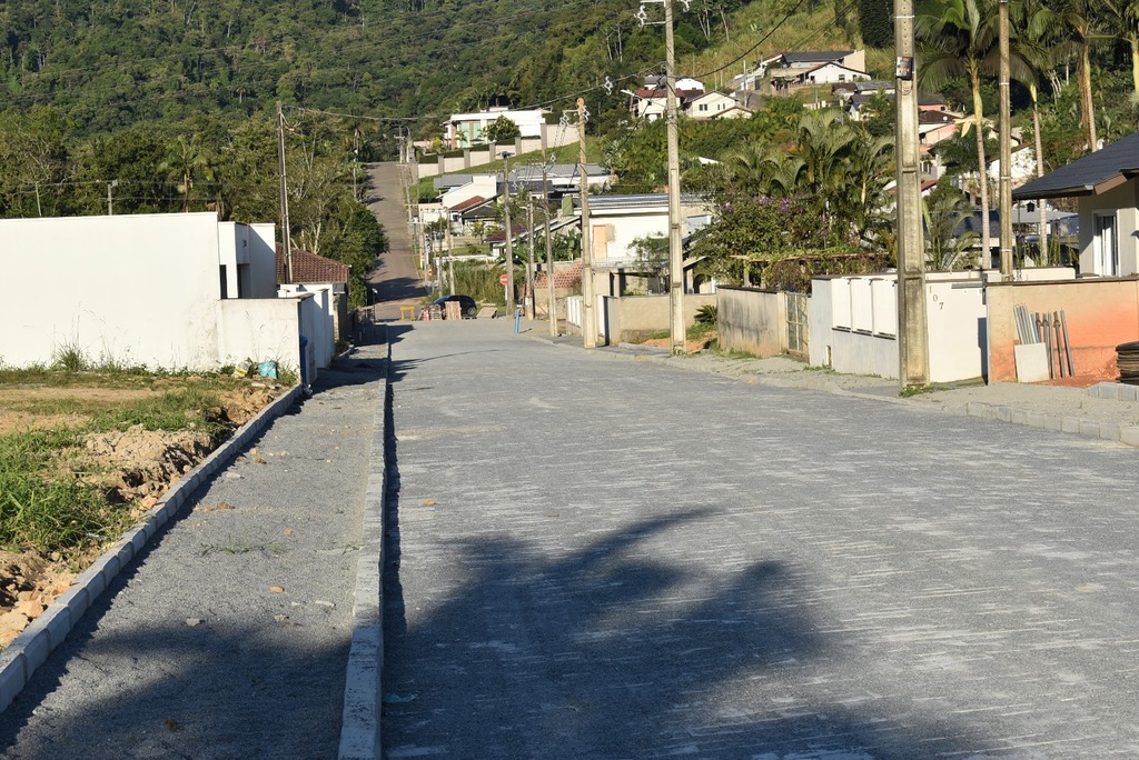 CONCLUÍDA A PRIMEIRA ETAPA DA PAVIMENTAÇÃO DA RUA DOMINGOS CONZATTI, NO BAIRRO GÁVEA!