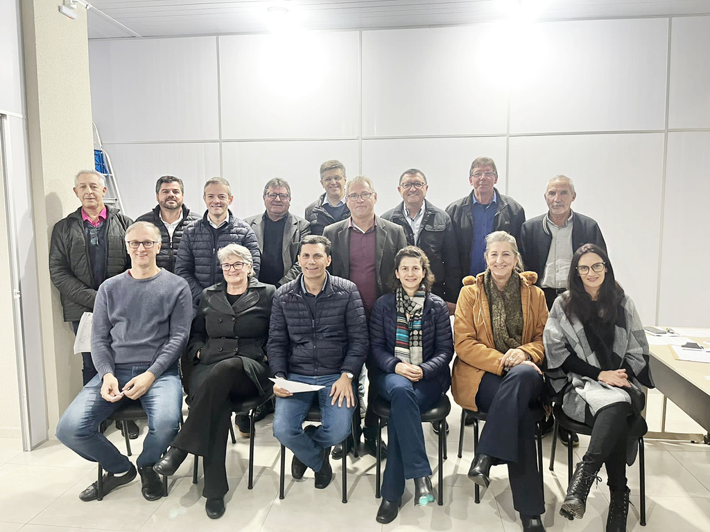  - Foto legenda: Reunião do Cisamarp em videira reúne grande número de prefeitos com o objetivo de incluir novos serviços e alinhar medidas para melhorar a saúde dos municípios conveniados, a assembleia contou com a participação de 18 prefeitos dos 27 da AMMOC e AMARP. Dire é o presidente do Conselho Administrativo do Consórcio, ressaltou que as cirurgias através do CISAMARP irão gerar economia aos cofres públicos, bem como agilizar e dar celeridade à fila do SUS.