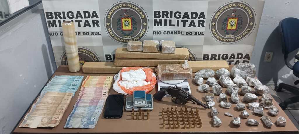 BM - Arma, munições, drogas, dinheiro e balanças de precisão foram apreendidos com o suspeito