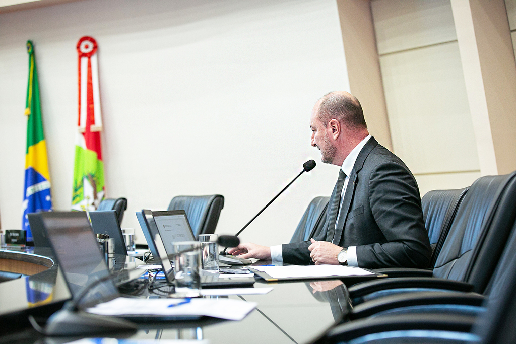 FOTO: Rodolfo Espínola/Agência AL - Presidente da Alesc, deputado Mauro de Nadal (MDB), promulgou a lei durante a sessão desta terça-feira (20)