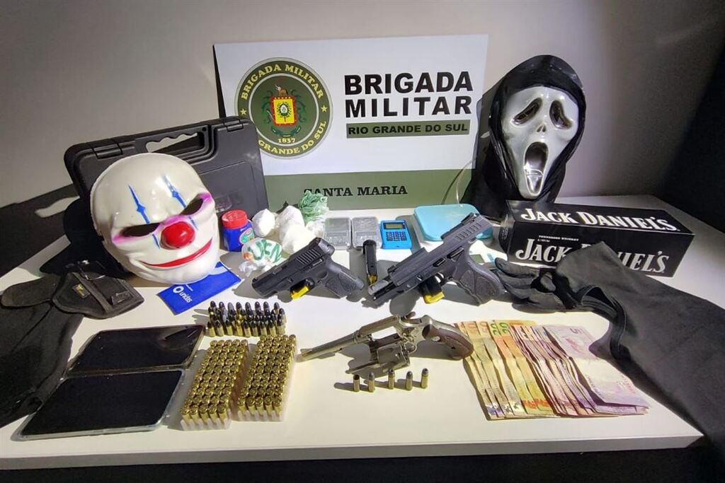 Com máscaras de palhaço e do pânico, suspeitos invadem casa e atiram contra homem em Santa Maria