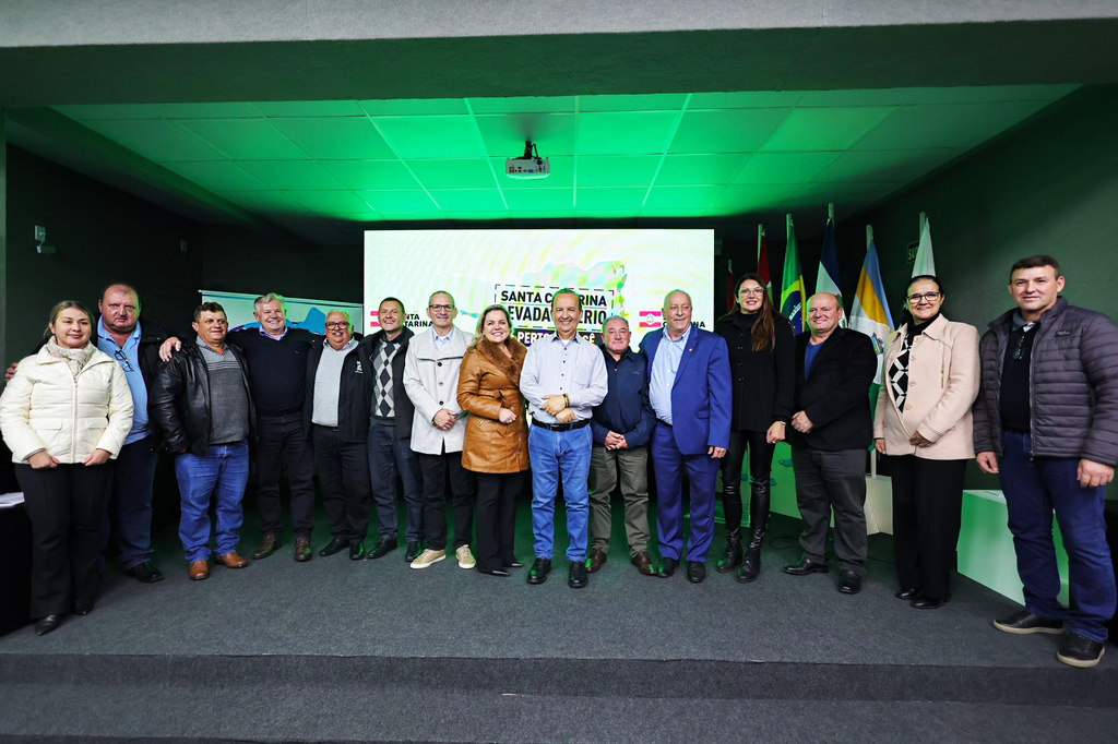  - Deputado Berlanda e Governador Jorginho Mello com os Prefeitos da Amurc e Amplasc, em Campos Novos.