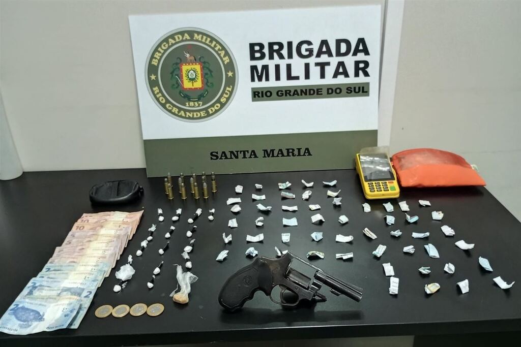 Jovem é preso ao ser flagrado com arma, drogas e munições em Camobi