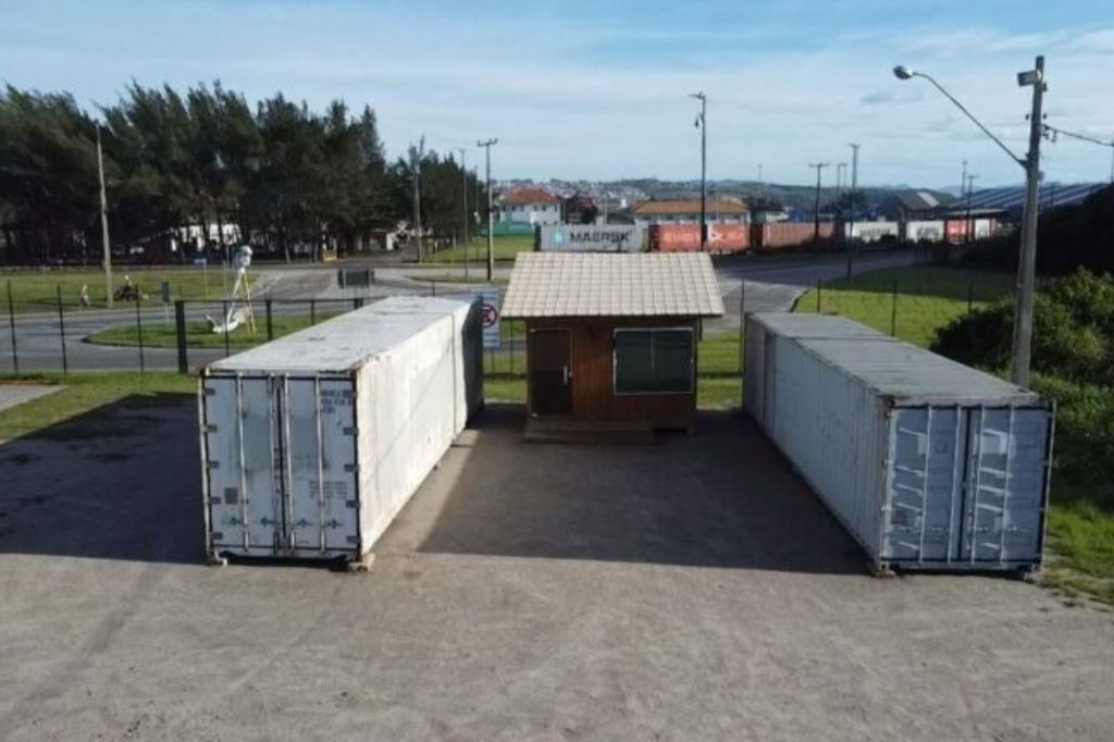  - Containers já posicionados no Canto da Praia da Vila, aguardando o restante da estrutura. Foto: ASI.