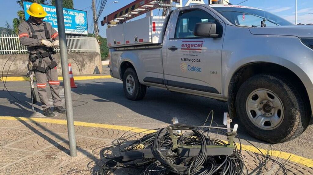 Mutirão de limpeza remove 3,5 toneladas de cabos elétricos em Jaraguá do Sul