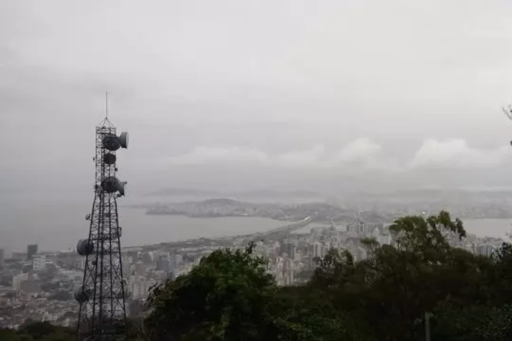 Frente fria, chuvas e temporais; veja como fica a previsão do tempo nesta quinta-feira em SC