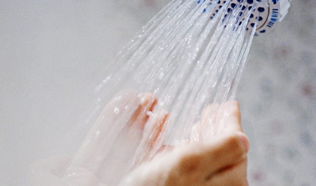 Tomar banho todos os dias pode ser ruim para a saúde; dermatologista explica
