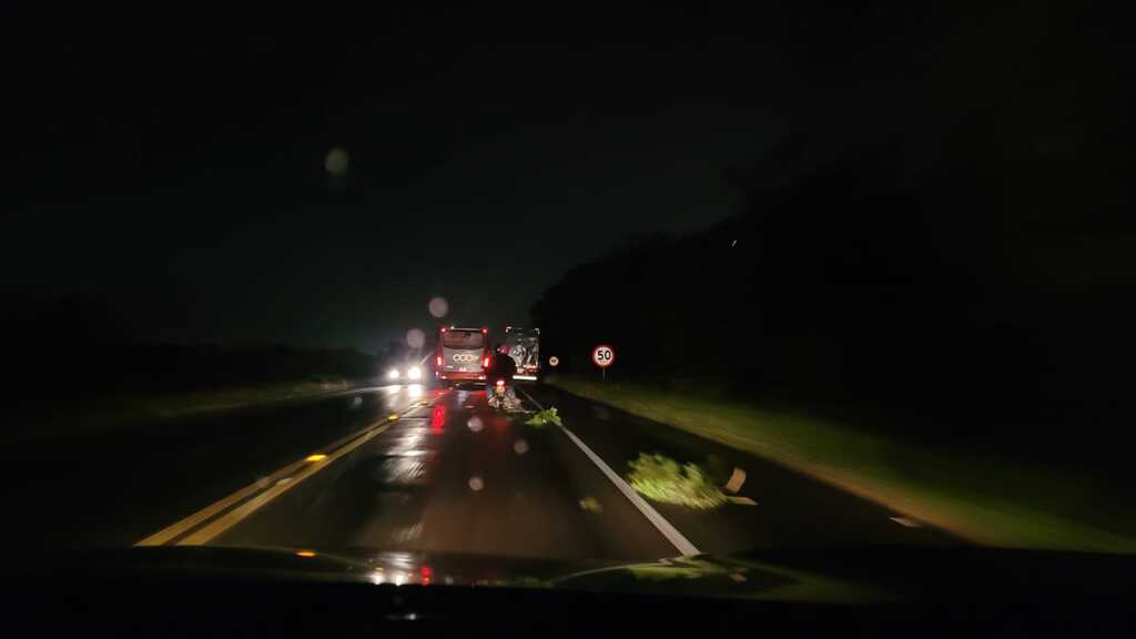 título imagem Caminhão no acostamento da via deixa trânsito lento na RSC-287