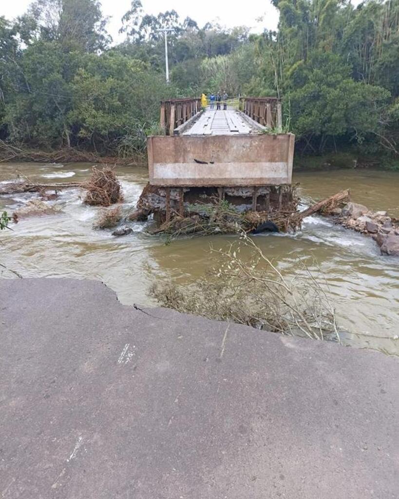 ENTREGUE AO GOVERNADOR O PRÉ-PROJETO DAS PONTES DA RS-494