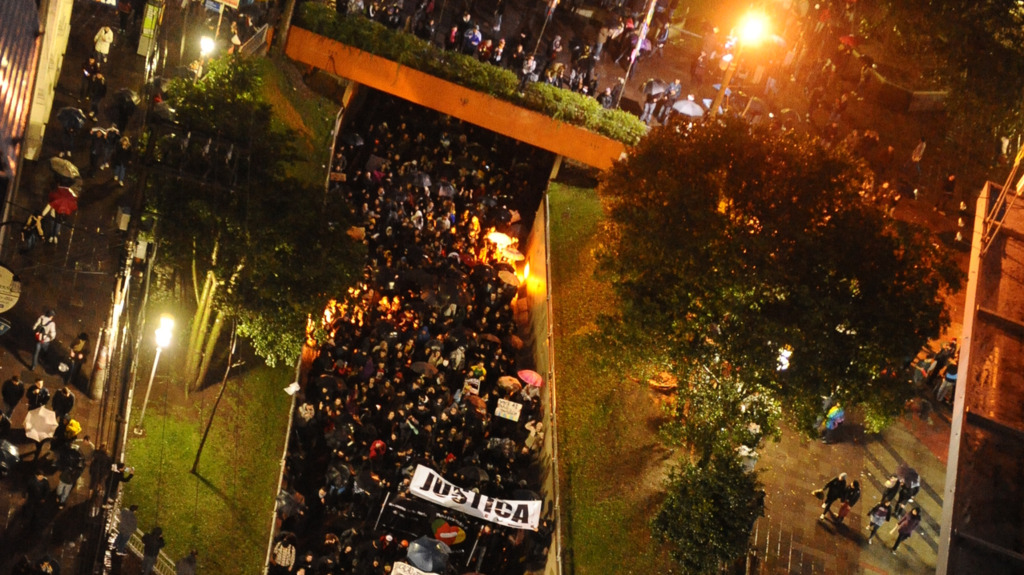 título imagem Há 10 anos, o Brasil tomava as ruas em protesto e a Câmara de Vereadores de Santa Maria era ocupada, exigindo justiça pelas vítimas da Kiss; relembre