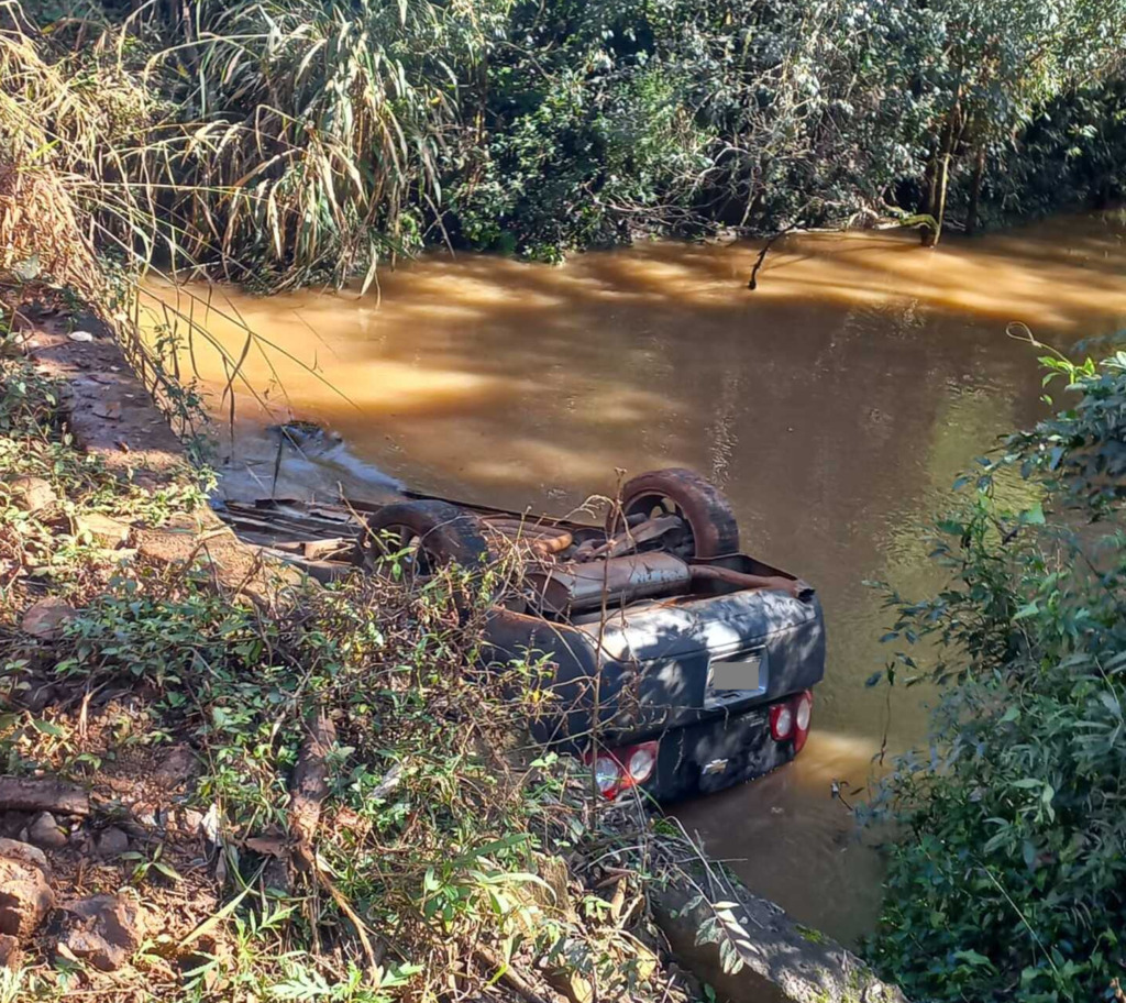 Registrada queda de veículo de ponte em Linha Tigre