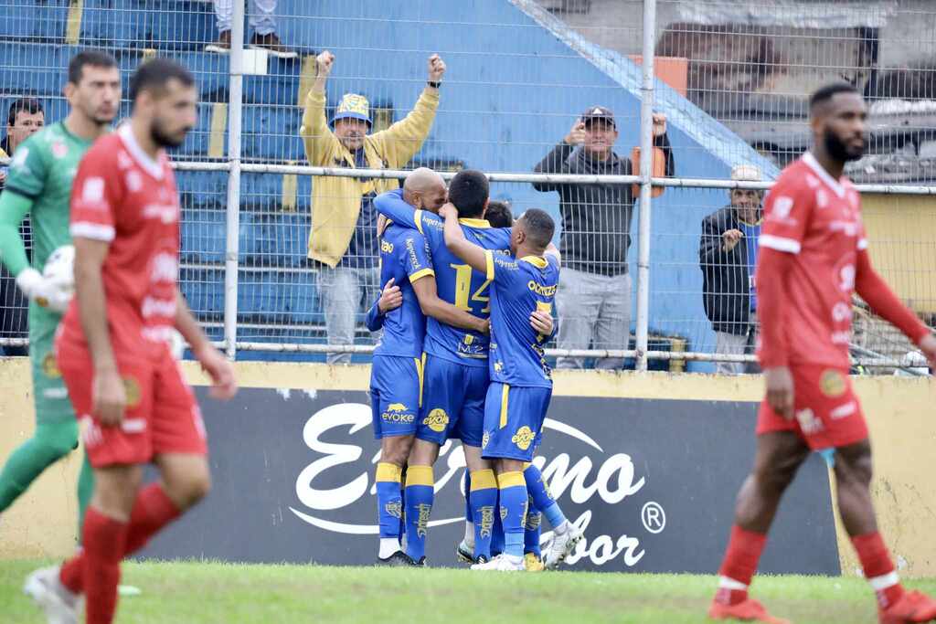 Foto: Italo Santos - Especial - Jogadores comemorando o primeiro gol após excelente primeiro tempo da equipe de Wiliam Campos