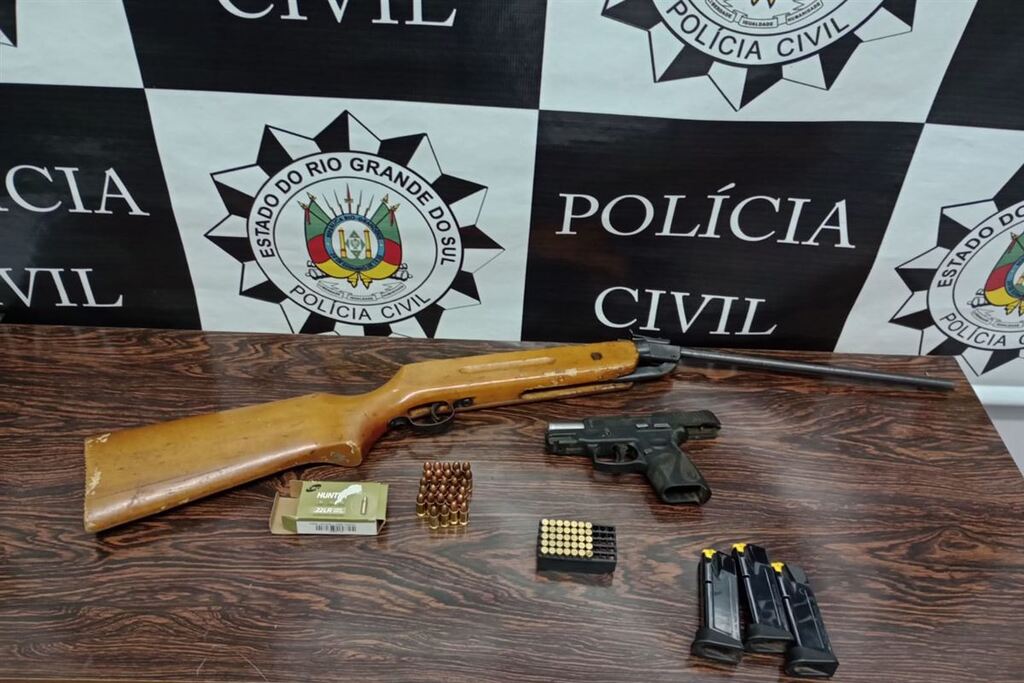 Foto: Polícia Civil - Armas e munições foram apreendidas na casa do suspeito