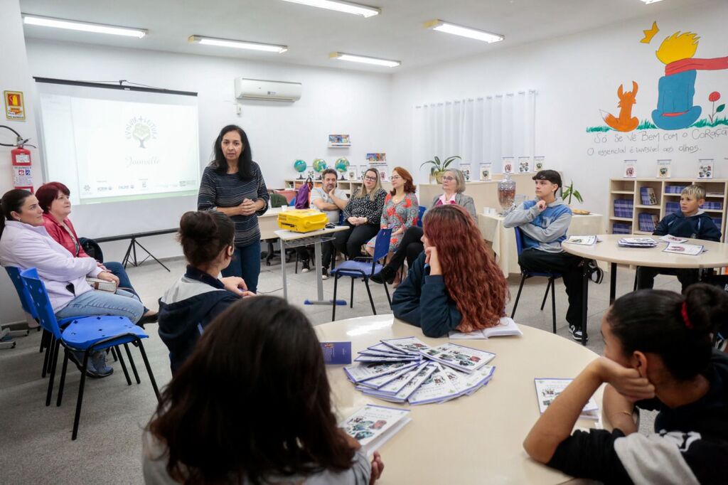 Alunos da Rede Municipal de Ensino recebem doação de livros de autores catarinenses