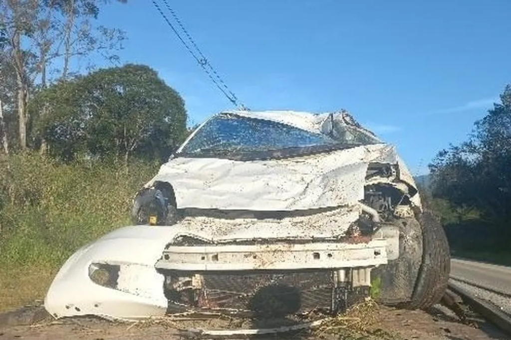 Motorista de 19 anos morre após cair com carro em ribanceira de 15 metros e é encontrado pelo pai em SC