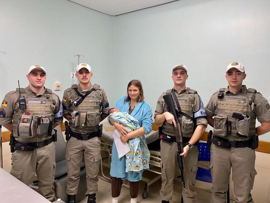 título imagem Policiais salvam bebê recém-nascido engasgado em Santa Maria