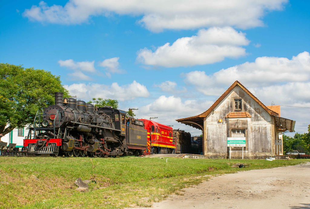 Passeio de trem enaltece história ferroviária do Estado