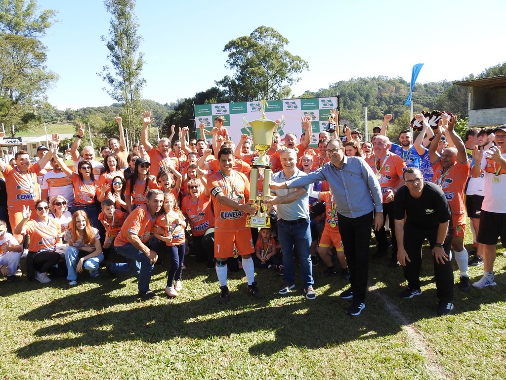 Pérola conquista o título Municipal de Futebol no Veterano