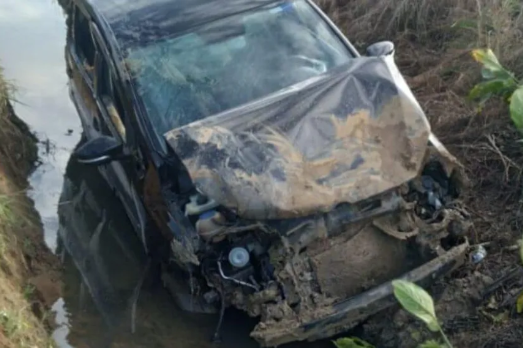 Motorista morre após carro cair em barranco e capotar