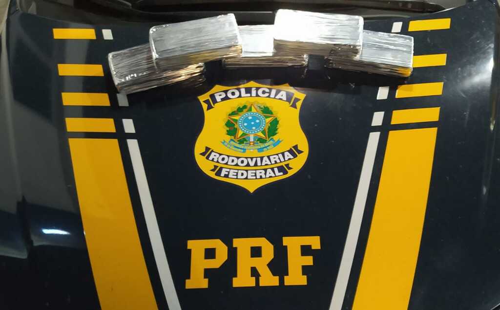 PRF prende passageiro de ônibus com cinco quilos de cocaína