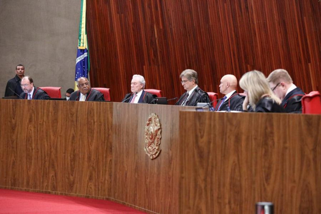 Tribunal Superior Eleitoral retoma julgamento de Bolsonaro para decidir sobre sua inelegibilidade