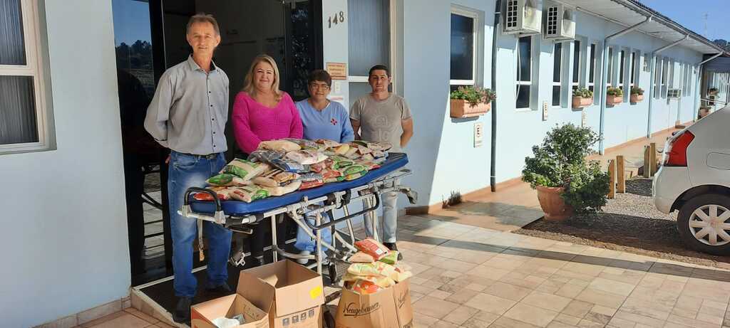 Entregue 100 quilos de alimentos para a Associação Hospitalar de Tunápolis