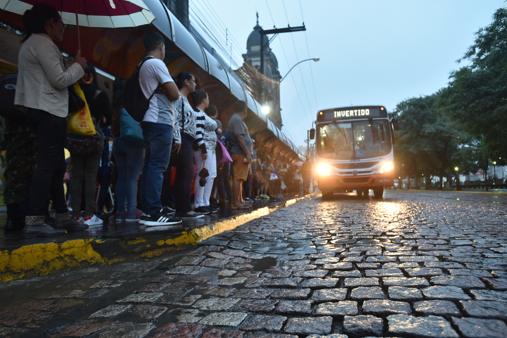 Paradas de ônibus da Avenida Rio Branco terão inversão no embarque a partir desta quarta-feira