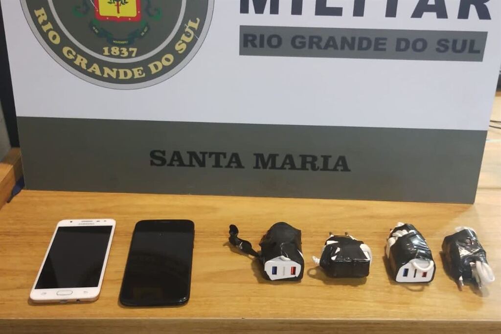 Dupla é presa em flagrante ao arremessar celulares para dentro de penitenciária em Santa Maria