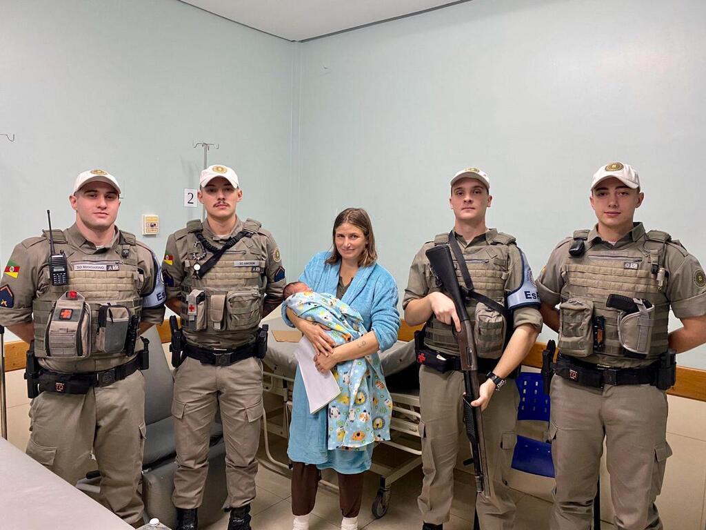 título imagem Policiais militares que salvaram bebê engasgado recebem reconhecimento da prefeitura de Santa Maria