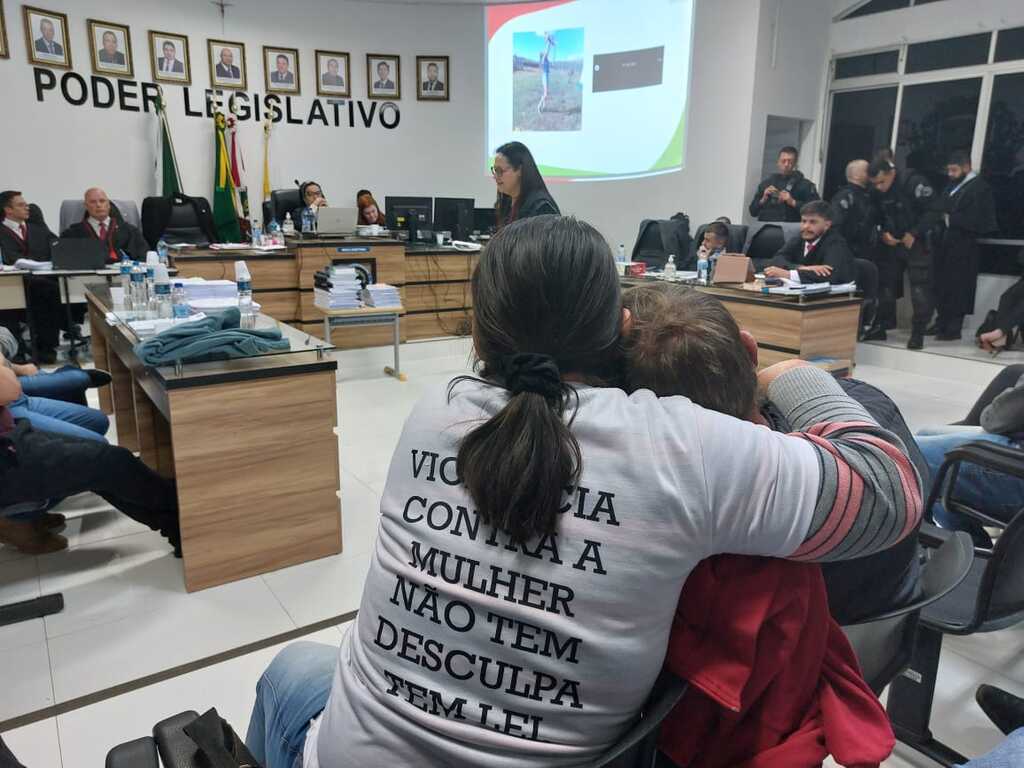 Campo Belo do Sul: Após 20 horas de julgamento, Ministério Público obtém condenação de irmãos pela morte de adolescente encontrada amarrada em árvore e coberta por folhas