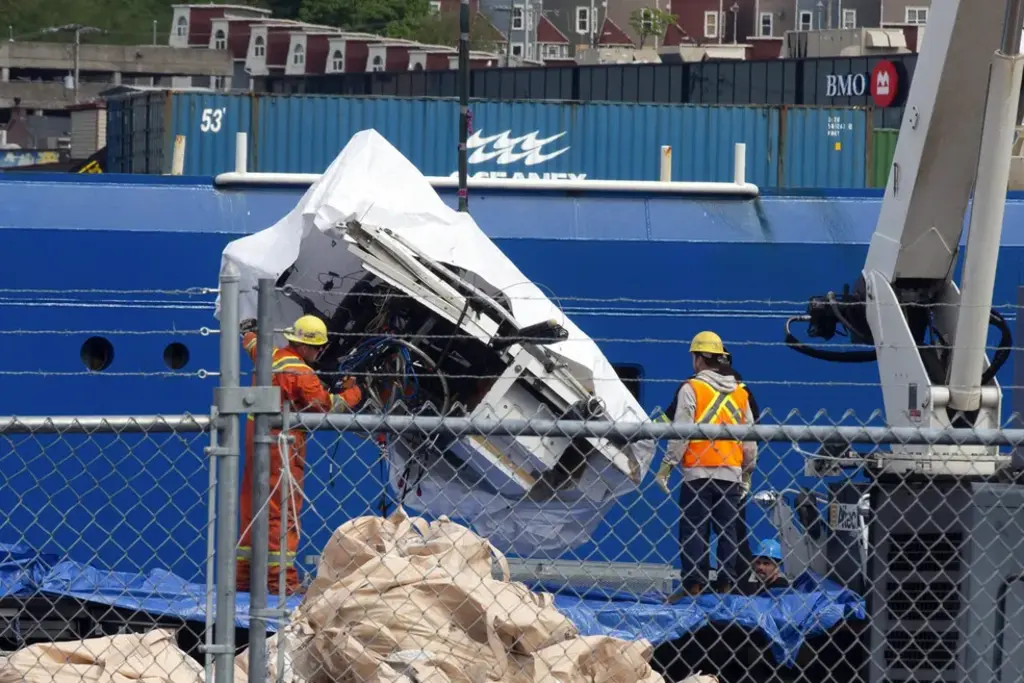 Foto: Paul Daly / The Canadian Press via AP / Reprodução - Parte da estrutura do submarino Titan, que implodiu durante uma expedição aos restos do Titanic, chegam a porto no Canadá, em 28 de junho de 2023.