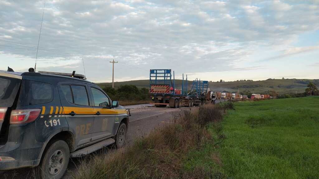 título imagem Motorista morre em colisão frontal entre dois caminhões na BR-290 em São Sepé